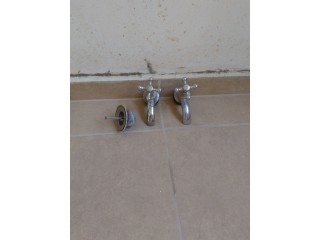 Canillas, cuadro de ducha, de bidet y canillas de lavamanos, usadas