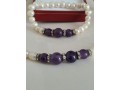 conjunto-perlas-gargantilla-y-pulsera-elastizada-con-detalles-en-violeta-y-strass-small-4