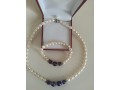 conjunto-perlas-gargantilla-y-pulsera-elastizada-con-detalles-en-violeta-y-strass-small-3