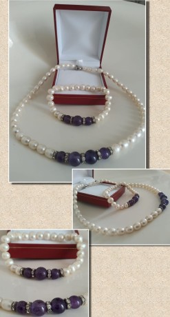 conjunto-perlas-gargantilla-y-pulsera-elastizada-con-detalles-en-violeta-y-strass-big-1