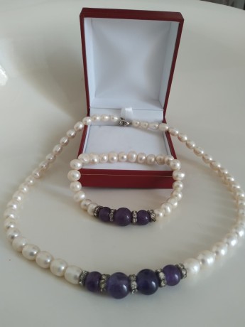 conjunto-perlas-gargantilla-y-pulsera-elastizada-con-detalles-en-violeta-y-strass-big-2