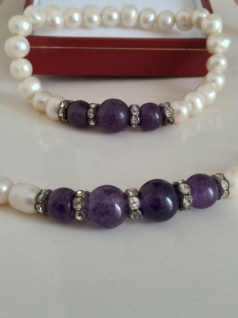 conjunto-perlas-gargantilla-y-pulsera-elastizada-con-detalles-en-violeta-y-strass-big-4