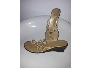 Sandalia zapato ojota #36 taco chino con detalles de piedras