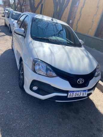 toyota-etios-xls-2018-big-0