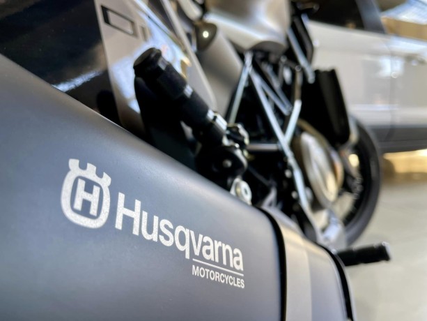 husqvarna-701-svartpilen-mod-2021-big-1