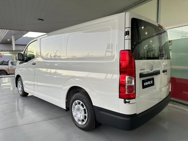 toyota-hiace-28-furgon-l1h1-l23-big-4