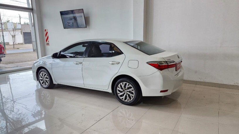 toyota-corolla-18-xli-l17-big-3