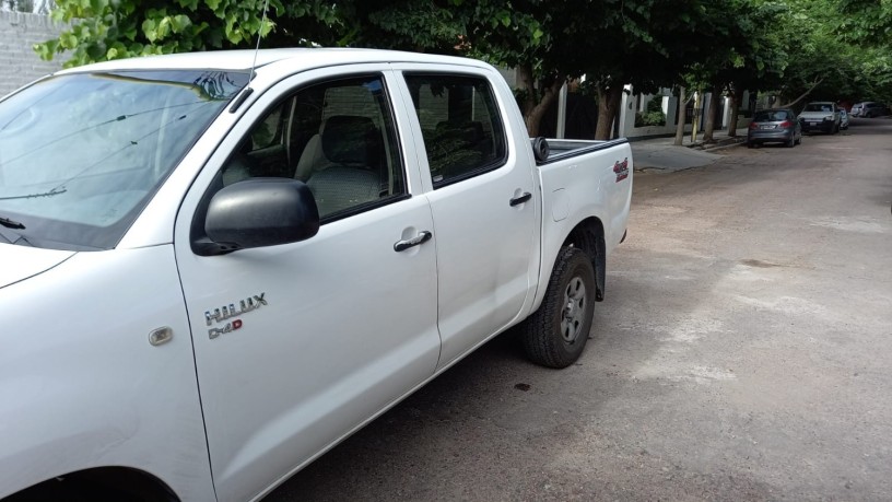 vendo-toyota-hilux-4x4-dx-pack-2010-big-2