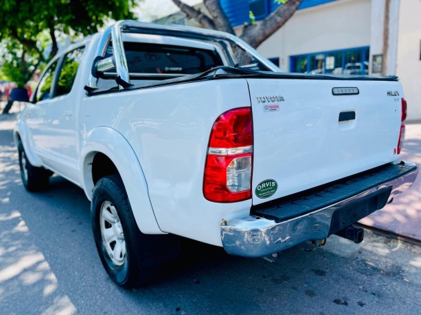 toyota-hilux-sr-30d-4x2-mt-dc-2015-big-3