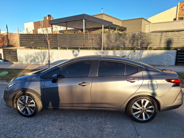 vendo-nissan-versa-exclusive-cvt-16-modelo-2022-42500-km-unica-mano-big-2