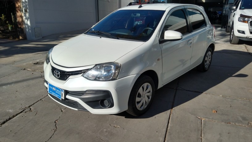 toyota-etios-xs-15-6mt-2017-big-2