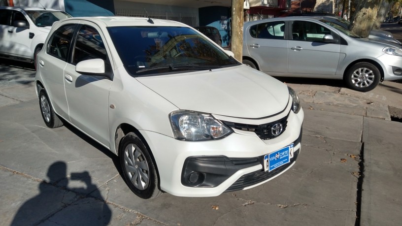 toyota-etios-xs-15-6mt-2017-big-0