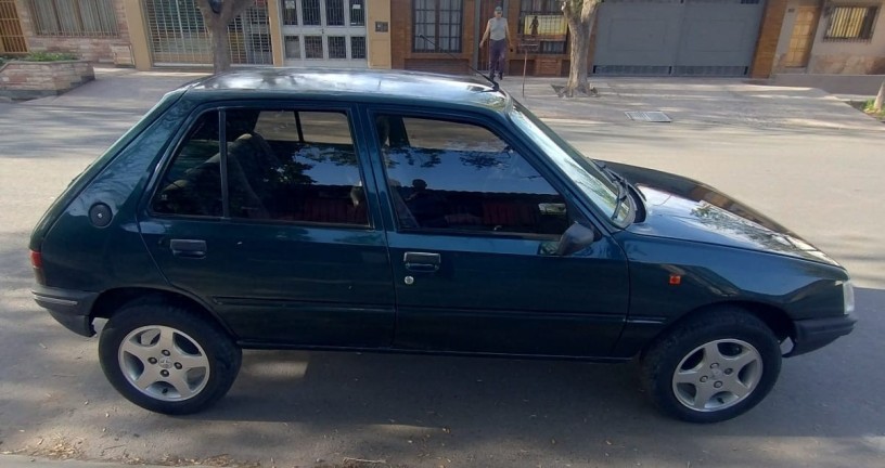 peugeot-205-gld-18-big-9