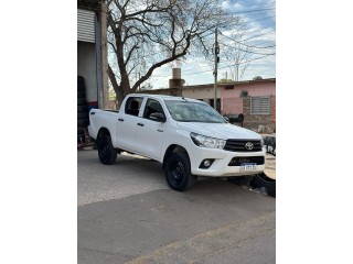 Toyota Hilux DX 4X4 2017