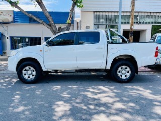 toyota-hilux-sr-30d-4x2-mt-dc-2015-big-1