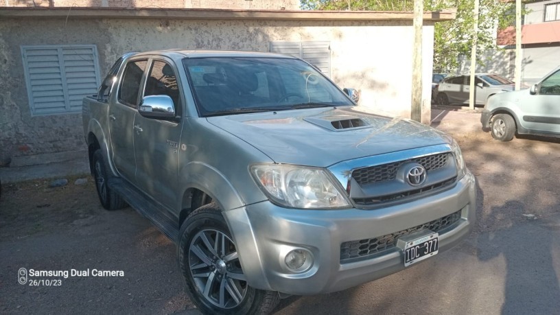 toyota-hilux-srv-4x2-big-0