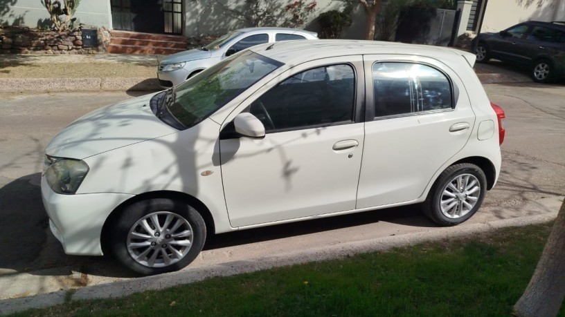 toyota-etios-xls-2013-big-0