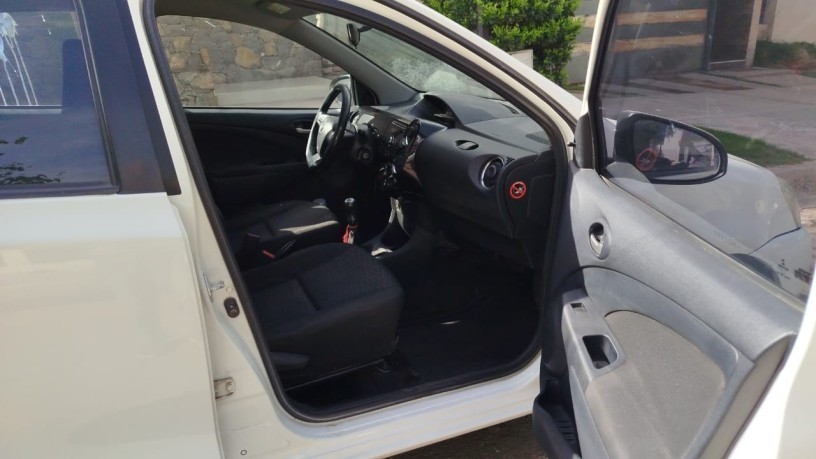 toyota-etios-xls-2013-big-8