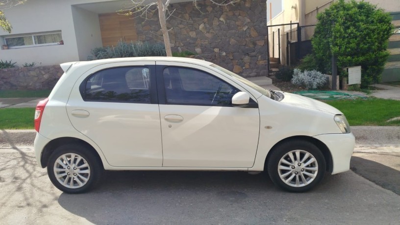 toyota-etios-xls-2013-big-1