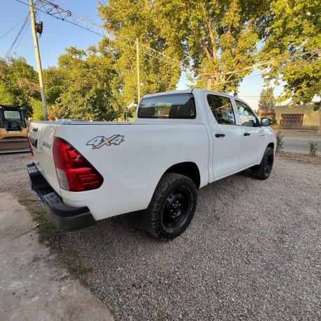 toyota-hilux-dx-4x4-2017-big-5