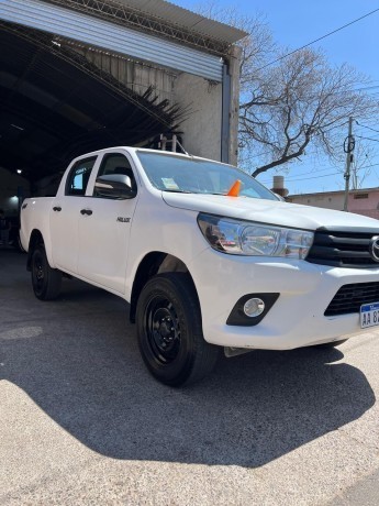 toyota-hilux-dx-4x4-2017-big-0