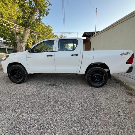 toyota-hilux-dx-4x4-2017-big-2