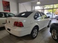 volkswagen-bora-2011-small-2