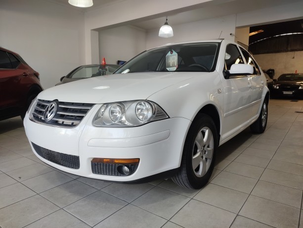 volkswagen-bora-2011-big-3