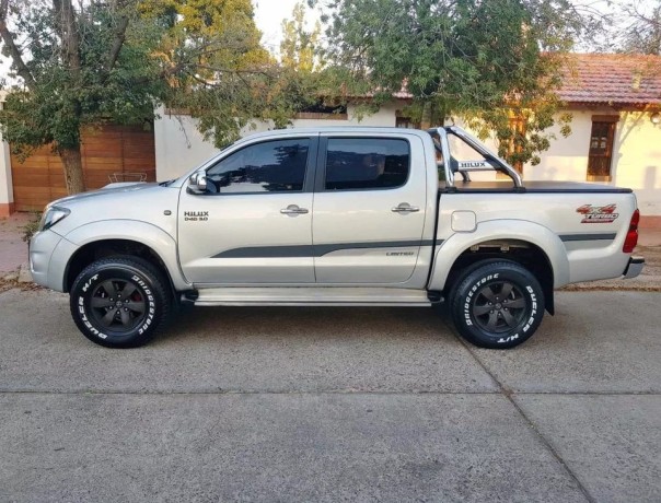 toyota-hilux-srv-4x4-2011-big-1