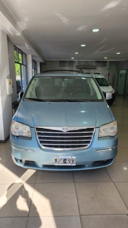 chrysler-town-counntry-2011-big-5