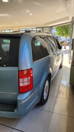 chrysler-town-counntry-2011-big-4