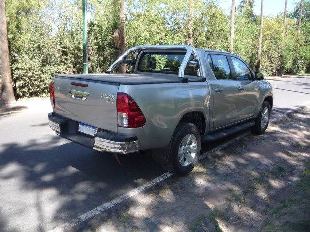 toyota-hilux-l16-28-cd-4x2-tdi-srv-177cv-diesel-big-2