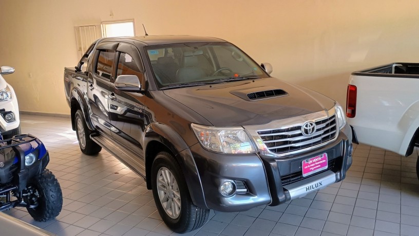 toyota-hilux-srv-2012-big-0