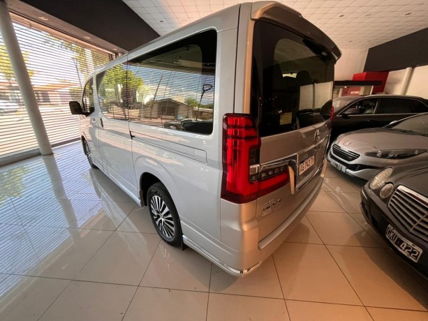 toyota-hiace-wagon-big-3