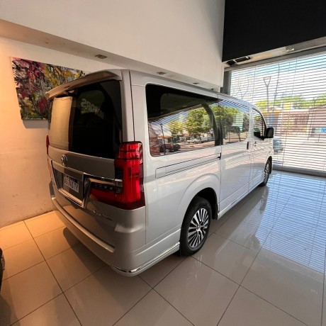 toyota-hiace-wagon-big-2