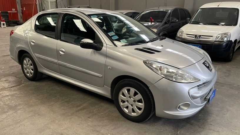 peugeot-207-compact-xs-14-big-2