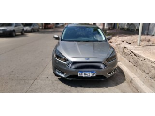 FOCUS 2.0l TITANIUM AUTOMATICO CUERO TECHO 5PTAS AIRBAG LLANTAS PANTALLA